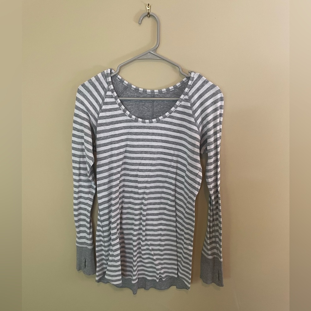 LULULEMON sz S/M, 8, Open Your Heart L/S, grey & white stripe, reversible